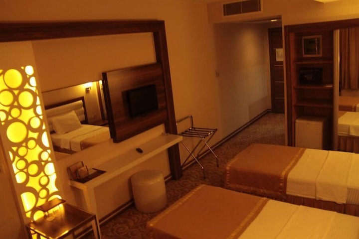 Room 6 of 75