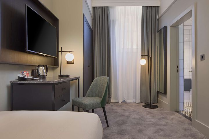 Room 5 of 182