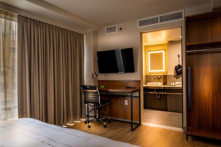 1 King Bed (2 of 22)