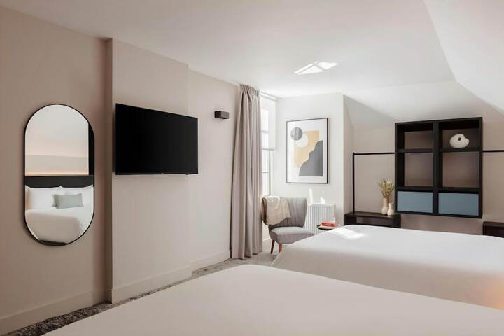 Room 7 of 12