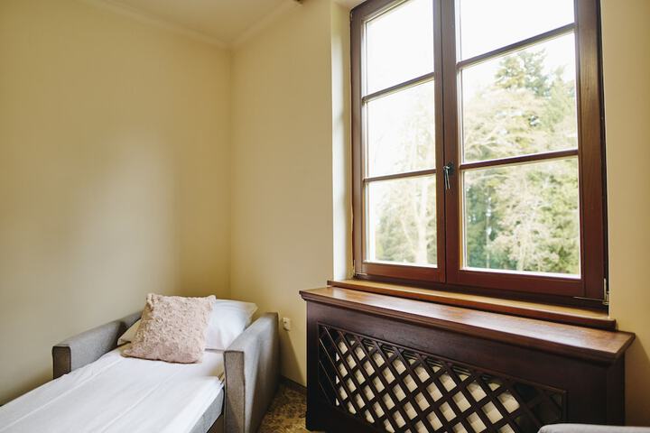 Room 6 of 90