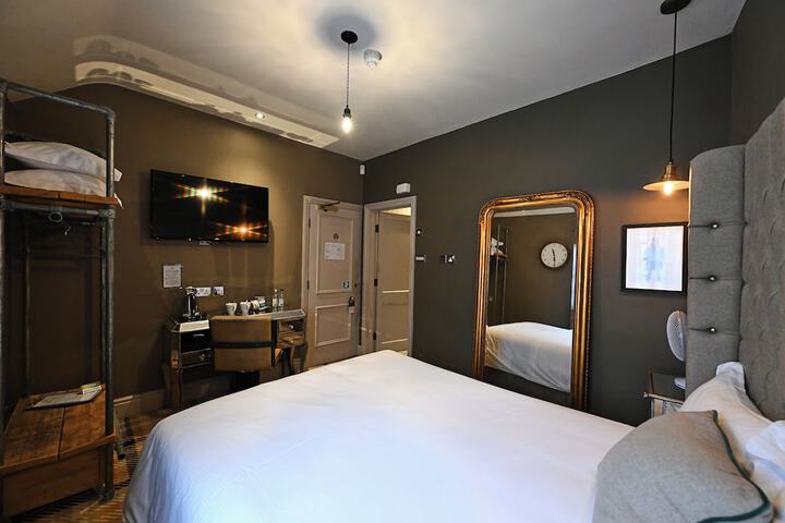 Room 5 of 25