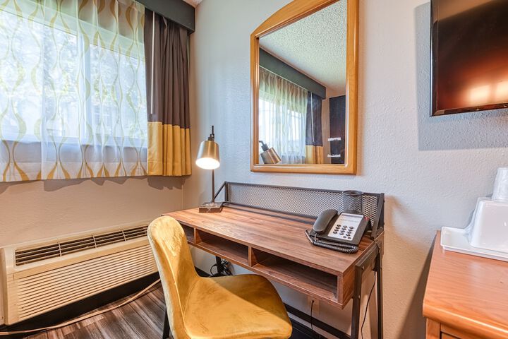 Room 13 of 28