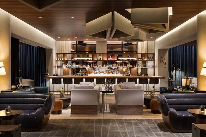 Lounge 75 of 103