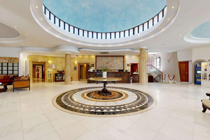 Entrance & Lobby
