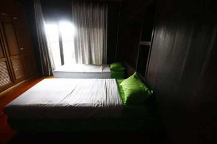Room 13 of 33