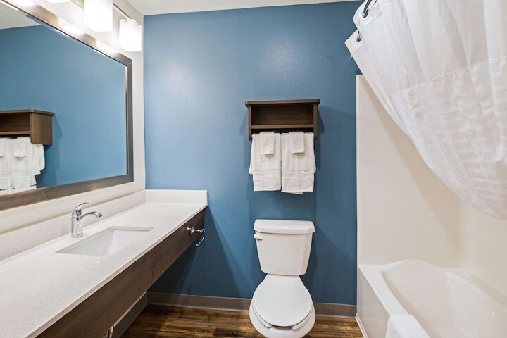 1 Queen Bed Accessible (24 of 24)