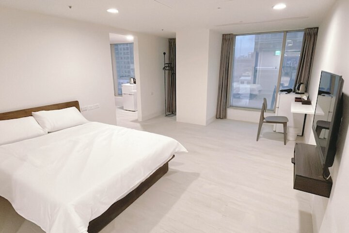 Room 5 of 16