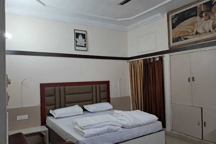 Room 8 of 12