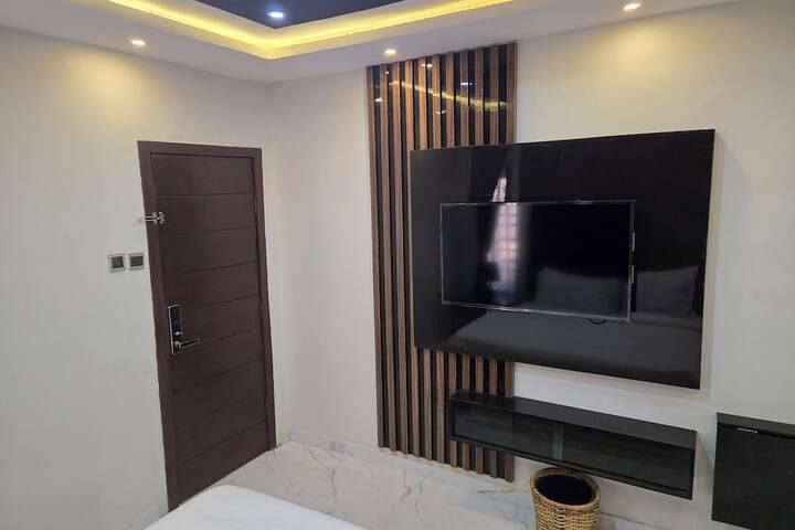 Room 27 of 32