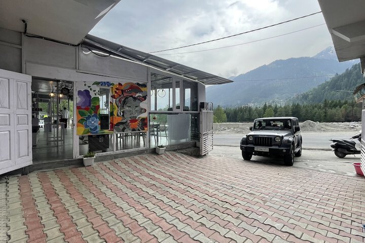 Singh Saab Rooms &  Cafe in Manali