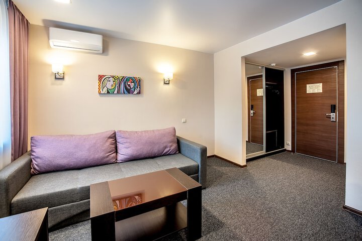 Room 7 of 107