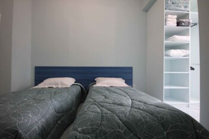 Room 9 of 28