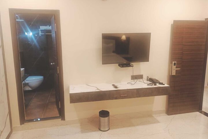 Room 3 of 28