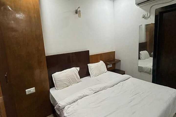 Room 8 of 13