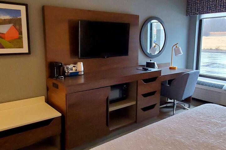 Deluxe King Bed (1 of 17)
