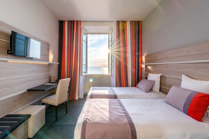 Room 46 of 103