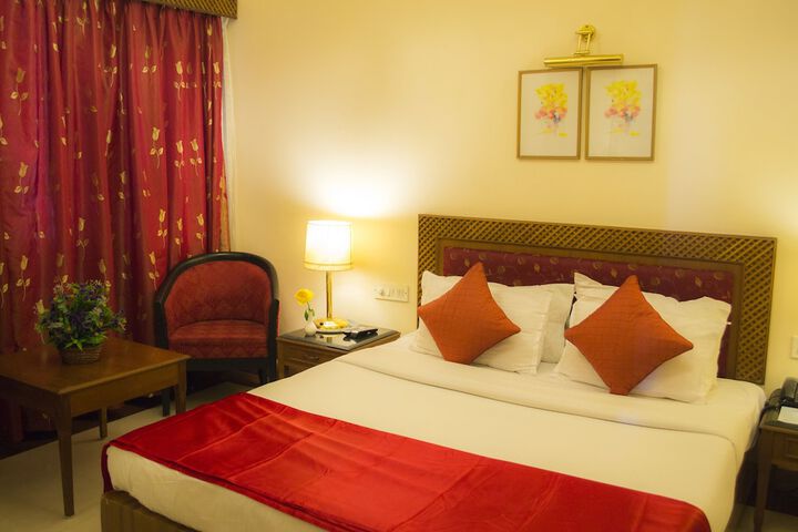 Room 4 of 8
