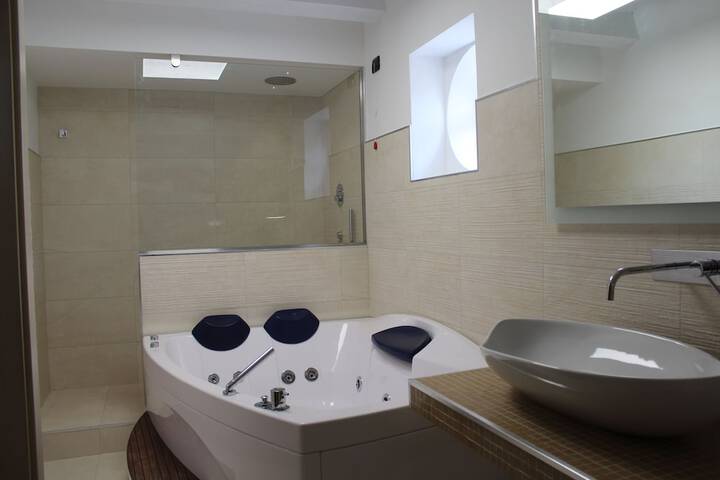 Deep soaking bathtub