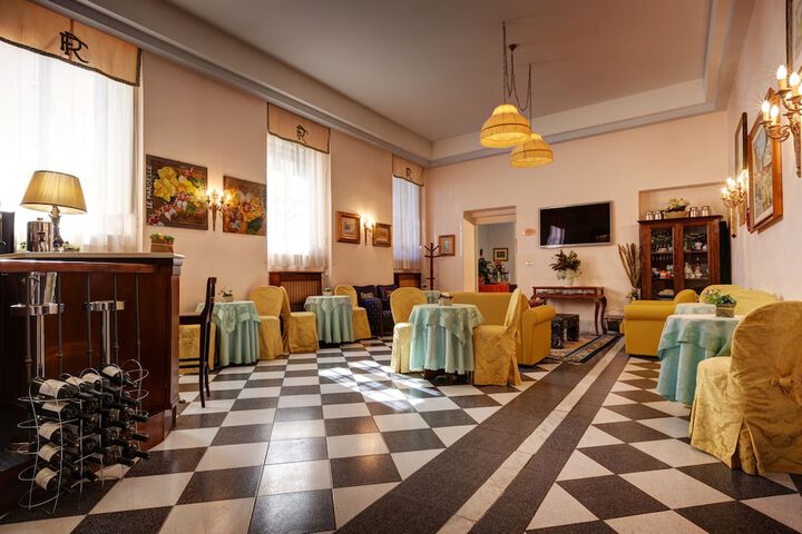 Lounge 84 of 90