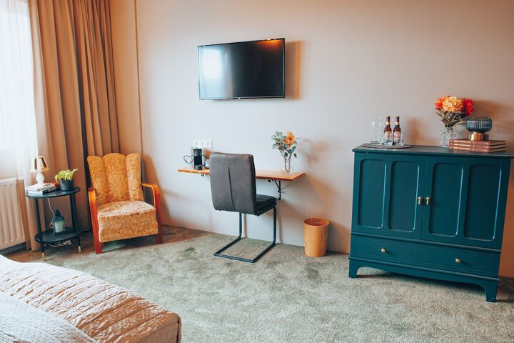 Room 7 of 9