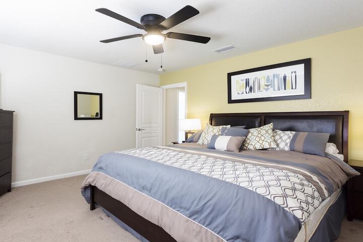 Room 11 of 710