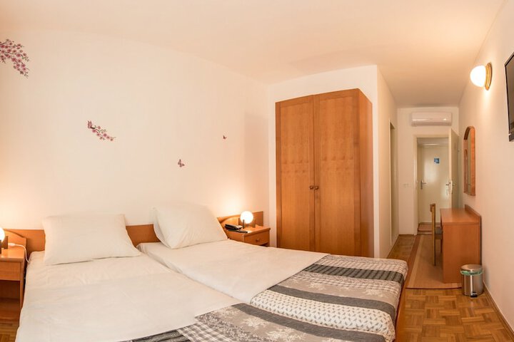 Room 13 of 81
