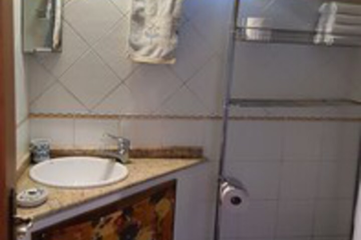 Room 4 of 12