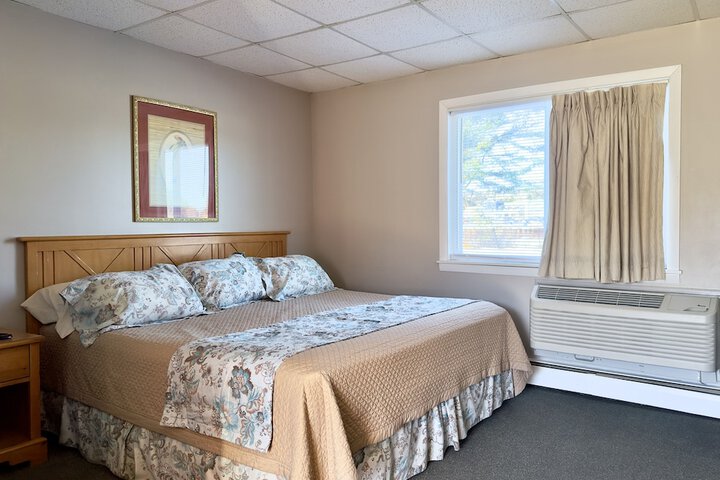 1 King Bed (12 of 13)