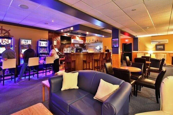 Lounge 45 of 55