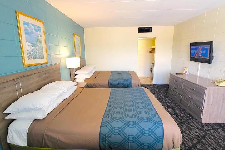 Standard 2 Queen Beds Pool View (3 of 5)
