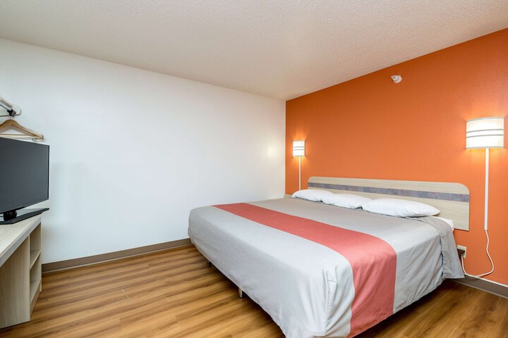 1 King Bed (11 of 17)