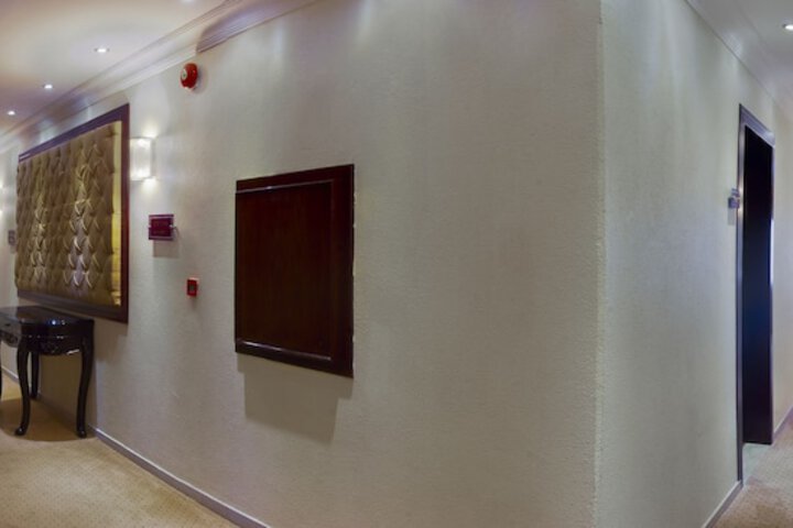 Ballroom/Hall 29 of 34