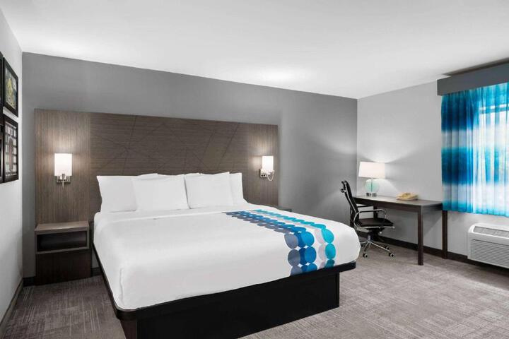 1 King Bed Deluxe Room (8 of 11)
