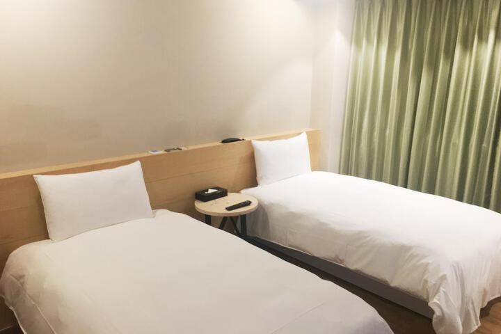Room 5 of 9