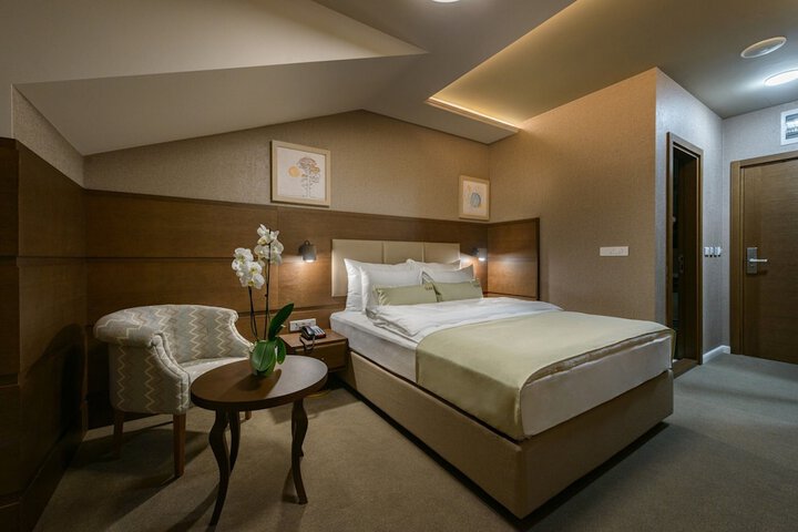 Room 7 of 102