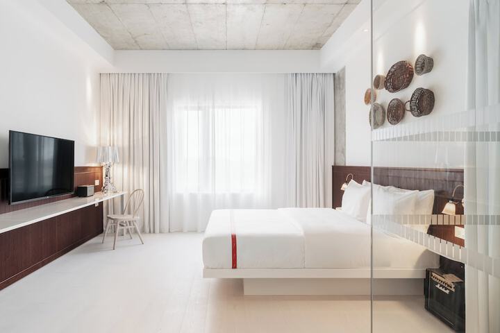 Room 4 of 40
