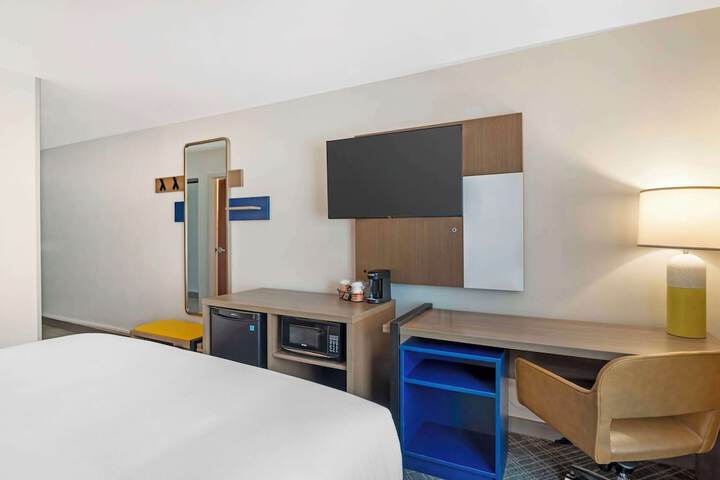 1 Queen Bed (1 of 20)