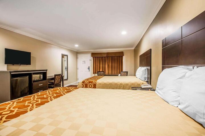1 Queen Bed (12 of 19)