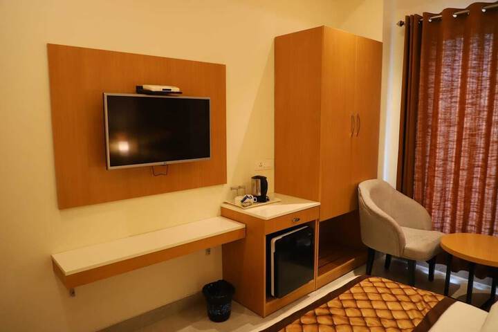 Room 3 of 8