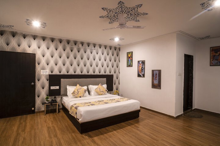 Room 15 of 33