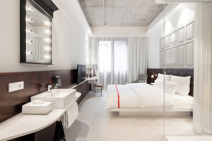 Room 26 of 42