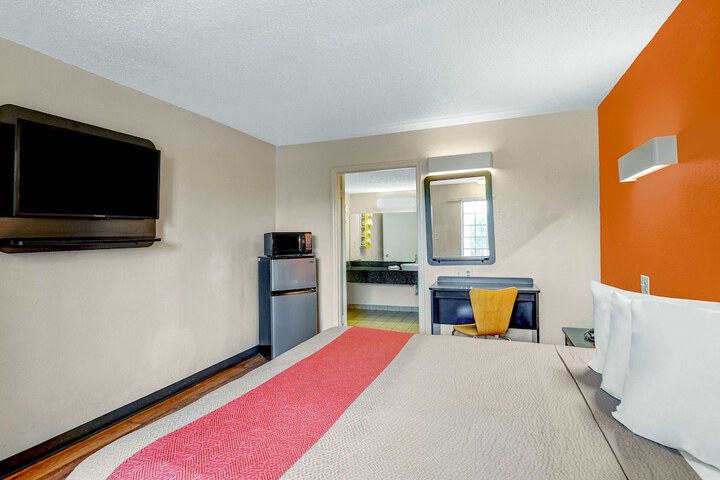 Room 11 of 28