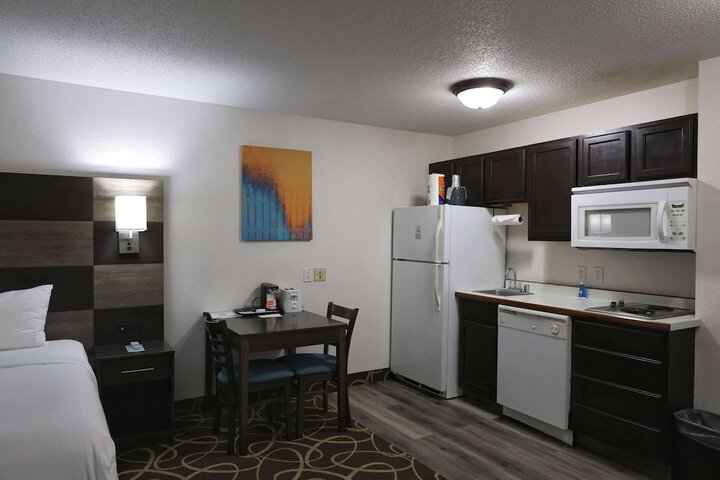 1 Queen Bed Efficiency Suite (14 of 54)