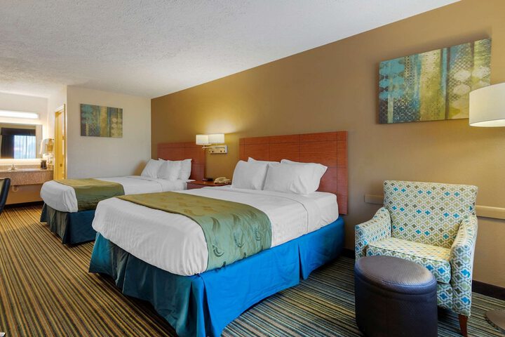 2 Queen Beds (2 of 5)