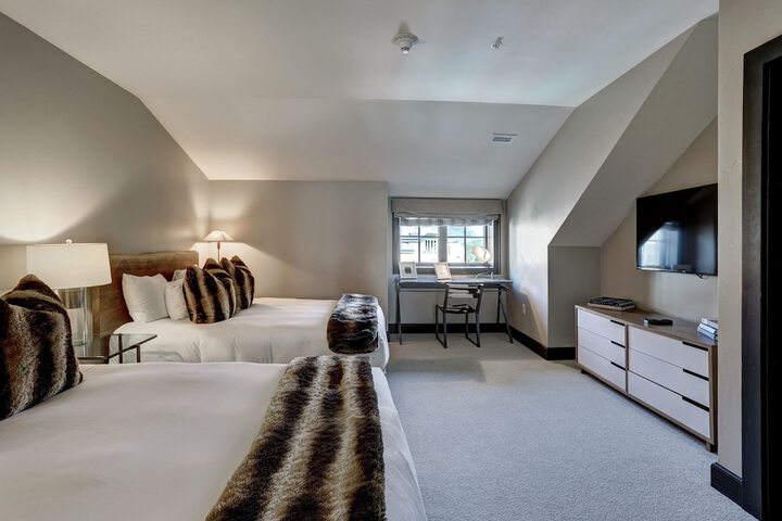 Room 32 of 569