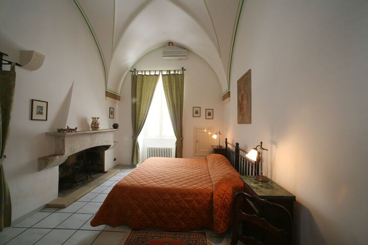 Room 3 of 68