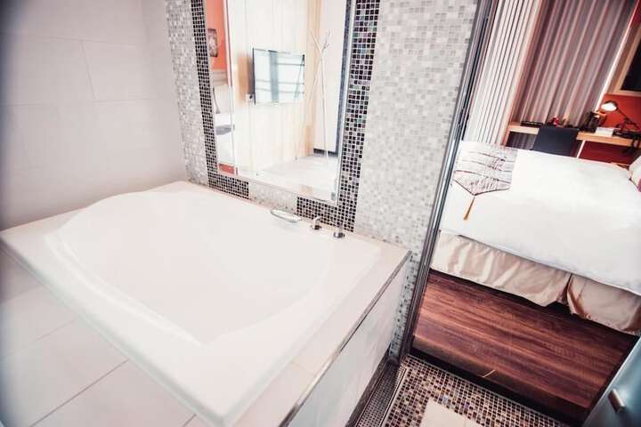 Room 6 of 80