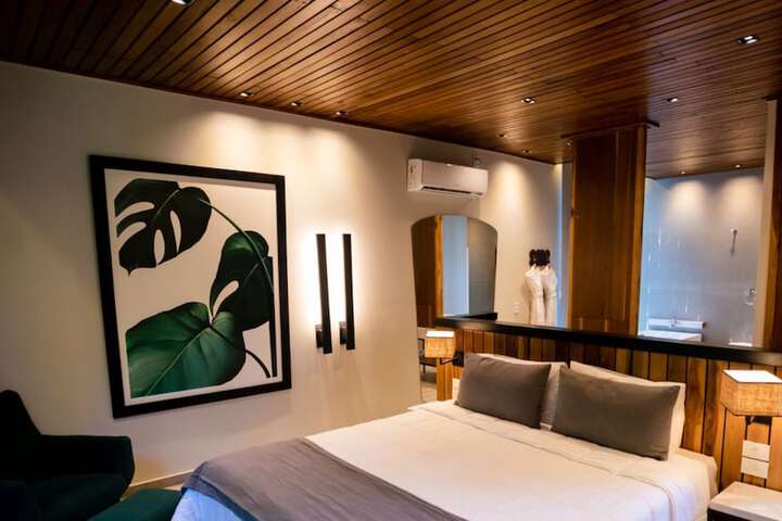 Room 33 of 82
