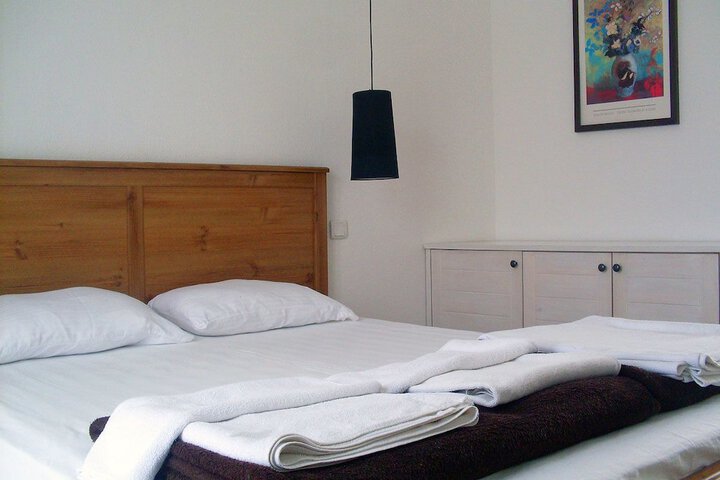 Room 10 of 100